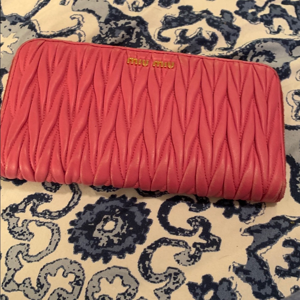 Miu Miu Coral Quilted wallet. Corner wear